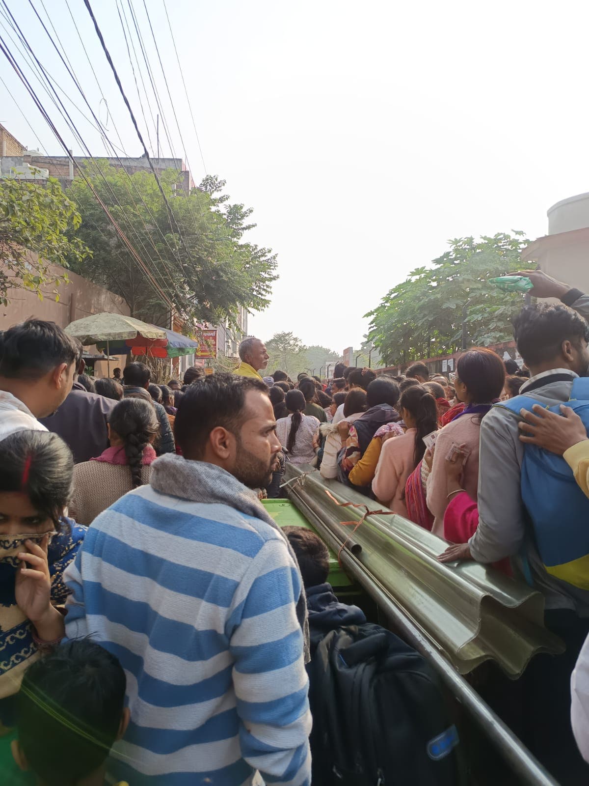 मोतीझील, मुजफ्फरपुर : बी.बी. कॉलेज परीक्षा केंद्र के बाहर भारी भीड़ से अफरातफरी और जाम की स्थिति