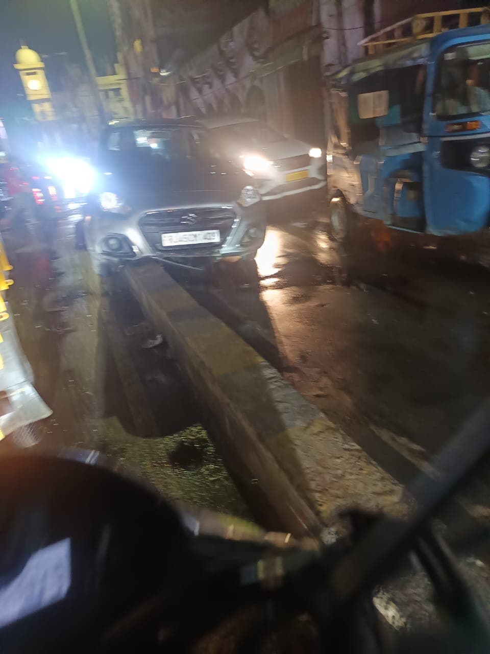 मुजफ्फरपुर के अखरघाट रोड में डिवाइडर पर चढ़ी Swift Dezire कार