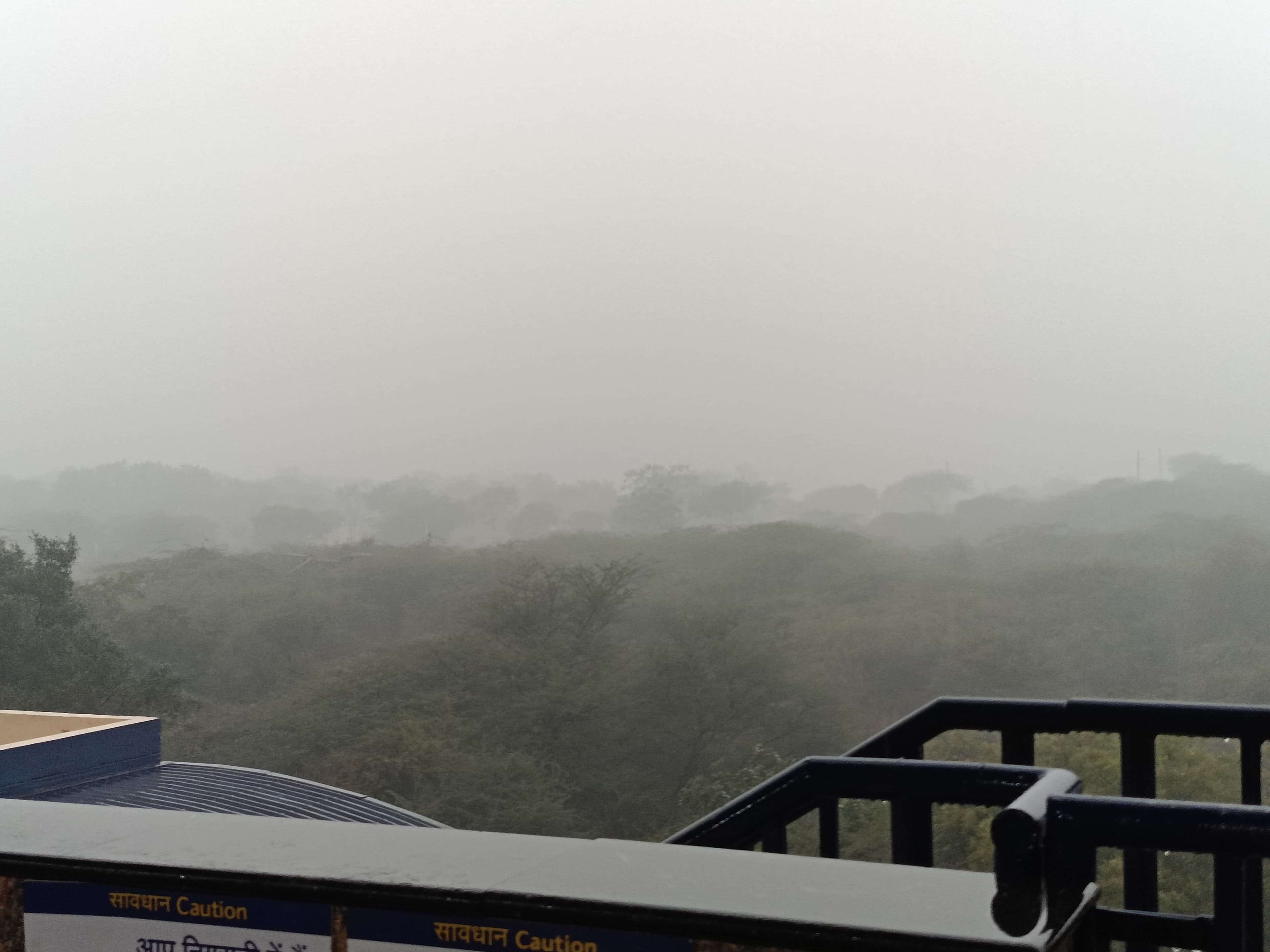 दिल्ली-एनसीआर: सुबह 5 बजे से बारिश जारी, लौटी ठिठुरन